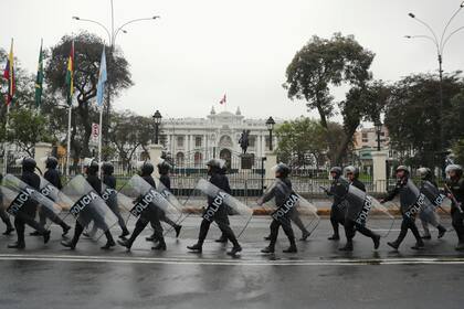La policía reforzó ayer su presencia en las afueras del Congreso peruano, en Lima