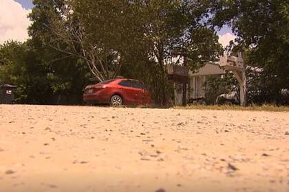 La policía registró la casa y halló el cadáver de la beba dentro de un balde de alquitrán en un galpón que estaba tras la vivienda