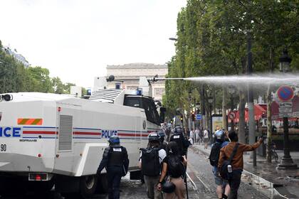 La policía reprime con camiones hidrantes en los Campos Eliseos en las protestas contra la vacunación obligatoria en Francia