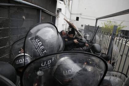 La policía resistió el avance de los manifestantes con balas de goma