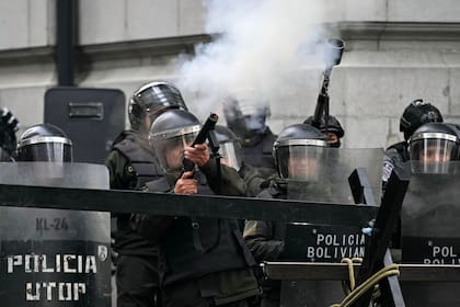 La policía responde a los manifestantes