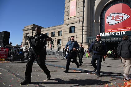 La policía responde al tiroteo en Kansas City. (ANDREW CABALLERO-REYNOLDS / AFP)