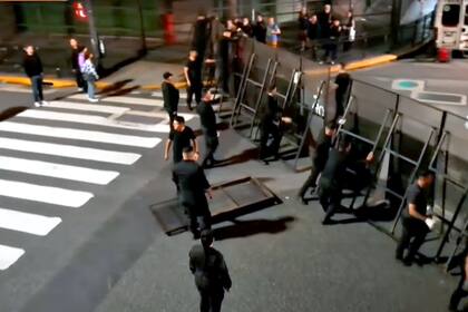 La policía retira las vallas