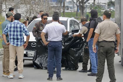 La policía rodea el auto del fiscal César Suárez, que fue asesinado a balazaos en Guayaquil, Ecuador. (CHRISTIAN VINUEZA / AFP)