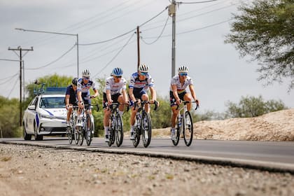 La policía sanjuanina escolta a los pedalistas del equipo Soudal-Quick Step, una de las siete escuderías de nivel World Tour que tomarán parte de la competencia que apasiona a los sanjuaninos.