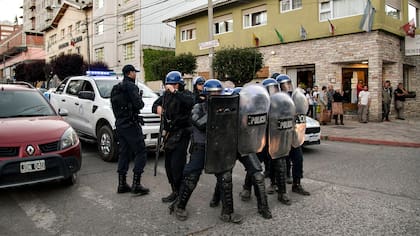 La policía se aposta en las cercanías del hospital de Bariloche