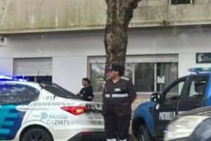 Una auxiliar docente se descompensó y murió en la puerta de un edificio público
