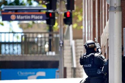 La policía se encuentra cercando el lugar donde se encuentran los rehenes en Martin Place, uno de los distritos de negocios de la ciudad