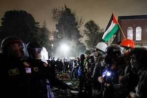 La policía irrumpe en la protesta propalestina en UCLA: resistencia, tensión y detenciones