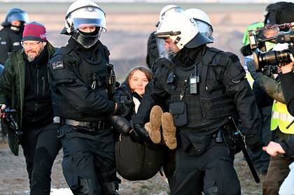 La policía se lleva a la activista climática sueca Greta Thunberg de la entrada a la mina abierta de lignito Garzweiler II después de expulsar a manifestantes de Lützerath, Alemania, martes 17 de enero de 2023.(Federico Gambarini/dpa via AP)