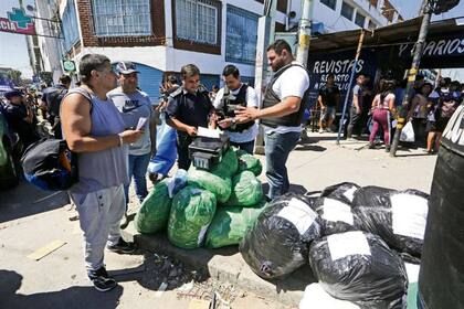 La policía secuestró 140.000 prendas de marcas supuestamente apócrifas