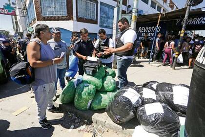 La policía secuestró 140.000 prendas de marcas supuestamente apócrifas 