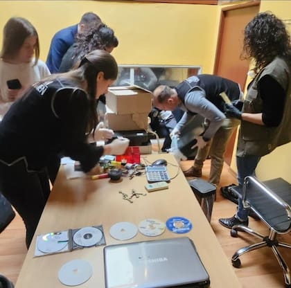 La Policía secuestró numerosos CDs de una oficina que, según el juez, Kiczka había dicho que utilizaba él.