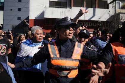 La policía separa a los partidarios del presidente Javier Milei de los manifestantes opositores