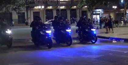 La Policía sigue operativa al caer la noche en la zona del Congreso.