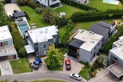 La Policía sube a una camioneta objetos secuestrados en el allanamiento realizado en la casa de Ayres Plaza