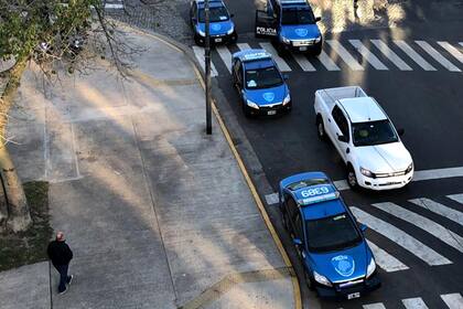 La policía trabaja en el Parque Saavedra, donde encontraron el cuerpo de un hombre de 72 años