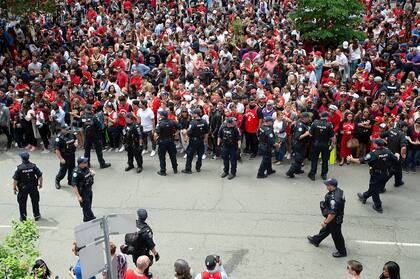 La policía trata de calmar las corridas que se produjeron durante los festejos de Raptorts en Toronto