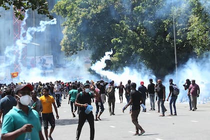 La policía utiliza gas lacrimógeno para dispersar a los manifestantes que exigen la dimisión del presidente de Sri Lanka, Gotabaya Rajapaksa, en Colombo, el 9 de julio de 2022.