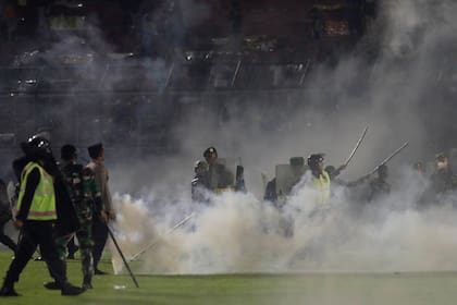 La policía utilizó gases lacrimógenos al intervenir tras una invasión de campo por parte de los aficionados en un tenso partido de fútbol entre dos acérrimos rivales en Malang (Indonesia) el 1ro de octubre del 2022. Se produjo una estampida que dejó al menos 125 muertos
