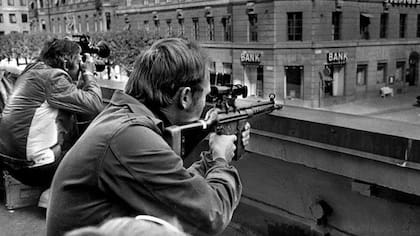 La policía -y la prensa- acudió al lugar rápidamente, pero no pudieron hacer mucho por varios días.