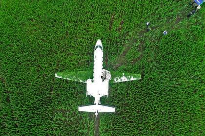 La policía y los investigadores trabajan alrededor del avión siniestrado