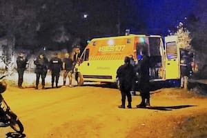 La policía y los paramédicos, en el lugar del homicidio de una mujer a la que mataron por una campera, en Venado Tuerto