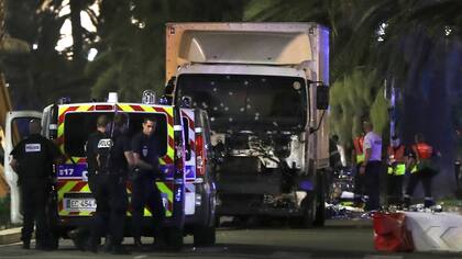 La policía y los servicios de emergencia trabajan en el lugar de la masacre, en Niza, junto al camión baleado