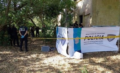 La policía y peritos criminalísticos, en el establecimiento rural de General Pirán en el que fue hallado el cadáver de Nicole Peña