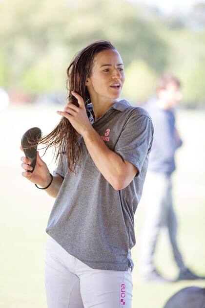La polista inglesa Hazel también es
detallista. Además de algunos accesorios rosas, su matra tiene impresas sus
iniciales. Más allá de su look cuidado, dice: “Salgo a la cancha enfocada y
positiva. Me gusta la buena onda entre el equipo. Es muy importante”.