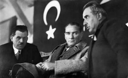 La política secular de Kemal Ataturk, fundador de la Turquía moderna, forzó a los bektashíes a trasladarse a los Balcanes