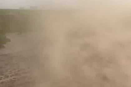 La polvareda que se levanta en la zona por la falta de precipitaciones