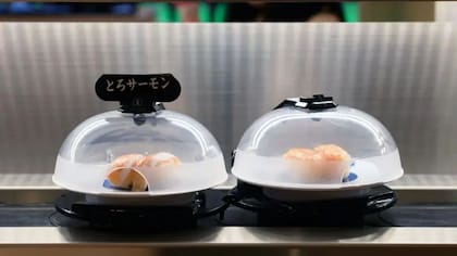 La popularidad de los restaurantes de sushi asequibles ayudó a cambiar la forma en que los japoneses consumían salmón crudo