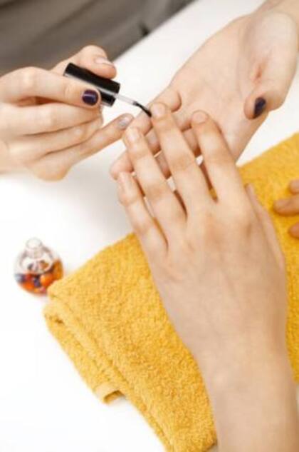 La popularidad del esmalte semipermanente ha llevado a numerosas marcas a desarrollar líneas específicas
Foto: iStock