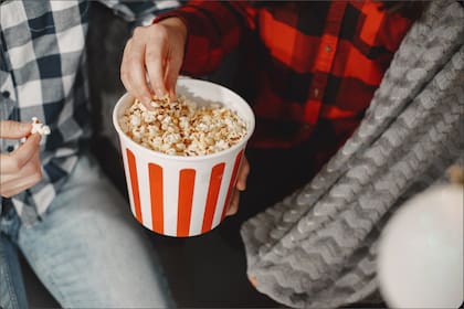 La popularización de las palomitas de maíz se debe en gran parte a su consumo en las salas de cine