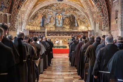 La Porciúncula, una pequeña capilla casi despojada, situada en la llanura, permanece dentro de la imponente basílica de Santa María de los Ángeles