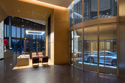 La Porsche Design Tower redefine el lujo con garajes privados, un restaurante exclusivo, simuladores de golf y un lounge frente al mar