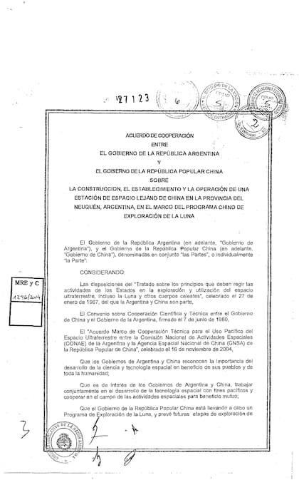 La portada del acuerdo original entre Argentina y China por la base espacial, que data del 23 de abril de 2014