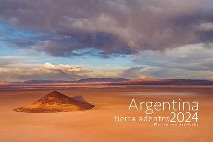 La portada del calendario de 2024 - la edición número 30- tiene la imagen del Cono de Arita, en el Salar de Arizaro, Salta.