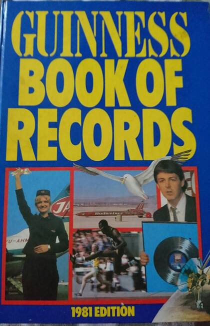La portada del libro Guinness de los récords del año 1981, donde aparecen Vesna Vulovic y Paul McCartney
