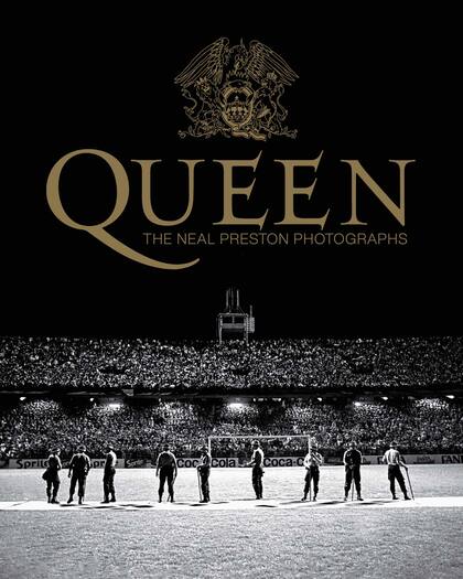 La portada del libro Queen: the Neal Preston Photographs, con una imagen del estadio Gigante de Arroyito en Rosario antes del show de la banda de Freddie Mercury, en 1981