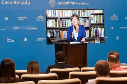La Portavoz de la Presidencia de la Nación, Gabriela Cerruti, brinda una conferencia de prensa en Casa Rosada.