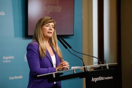 La portavoz del gobierno, Gabriela Cerruti, en conferencia de prensa.