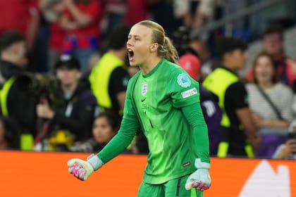 La portera de Inglaterra, Hannah Hampton, reacciona después de una parada durante una tanda de penaltis al final del partido de fútbol de la final de la Eurocopa Femenina 2025 entre Inglaterra y España en el St. Jakob-Park en Basilea, Suiza, el domingo 27 de julio de 2025. (AP Photo/Alessandra Tarantino)