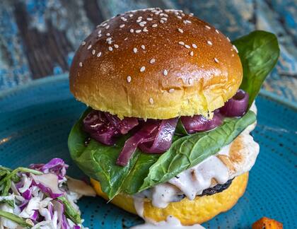 La Porto de Hierbabuena Vegan incluye un medallón de hongos y cereales, mozzarella de coco, mayonesa de trufa, pickles de cebolla morada y espinaca.