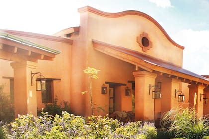 La posada, con cada cuarto ambientado con la estética de una casa de campo, se rige también por ser libre de químicos y está certificada como Hotel Verde. Cuenta con 10 habitaciones y fue construida íntegramente en adobe