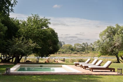 La posada tiene pileta y un jardín muy lindo.