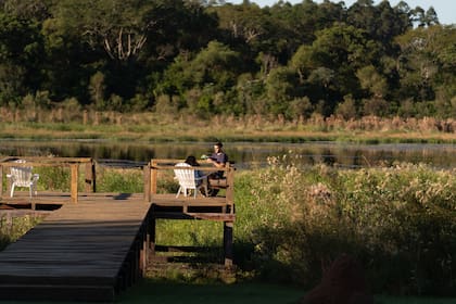 La posada tiene sectores de laguna y monte.