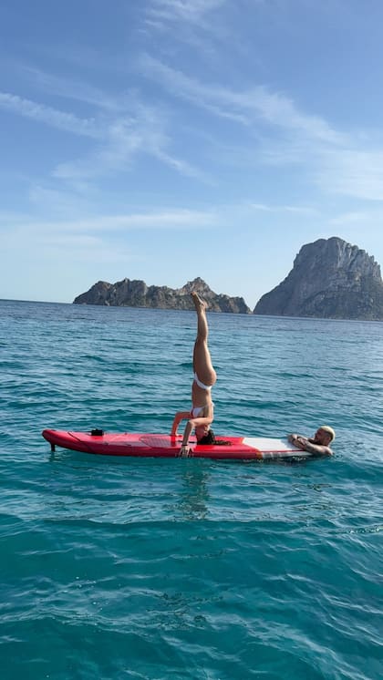 La pose de yoga que practicó la China Suárez sobre una tabla de surf