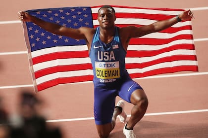 La pose final de Coleman, con la bandera estadounidense